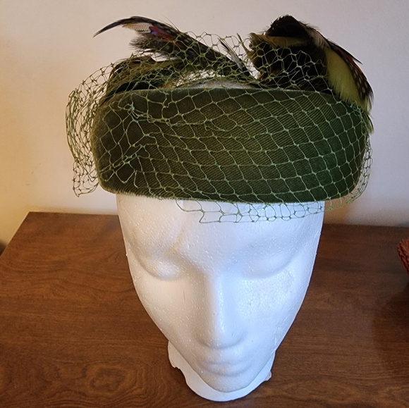 1950s green velvet ring hat feathers - Picture 2 of 3